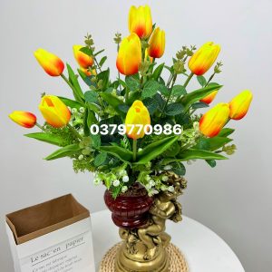 Bình hoa thiên thần tulip khiến không gian trở nên sang trọng